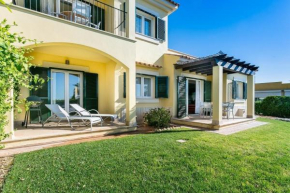 Strandnahes, modernes Reihenhaus mit Pool